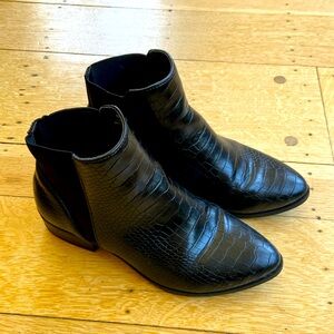 Comfy black booties, only worn a handful of times